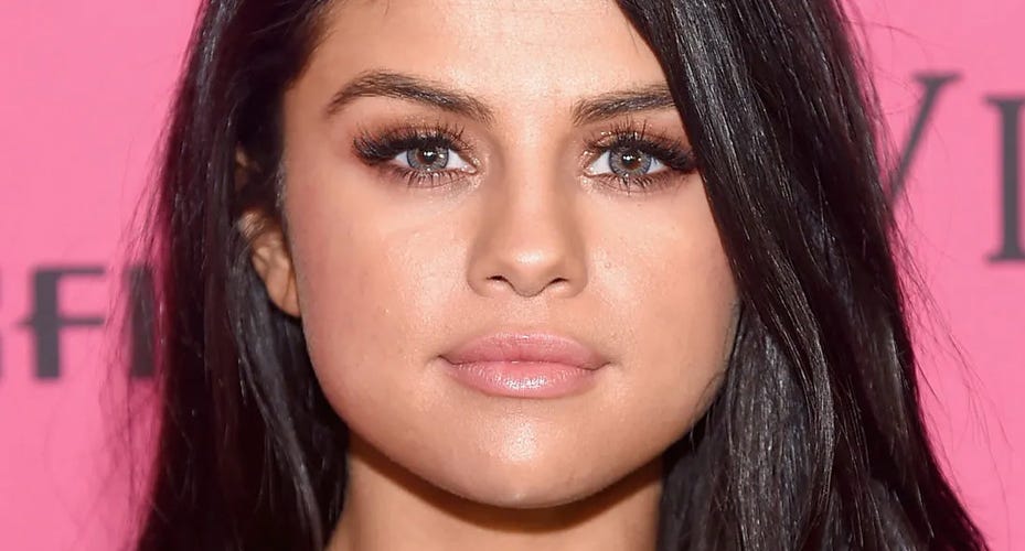 Selena Gomez color contact lenses